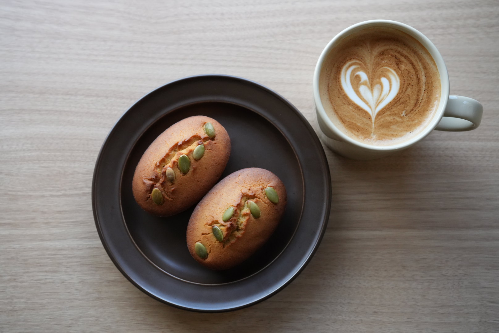 カフェラテとフィナンシェ