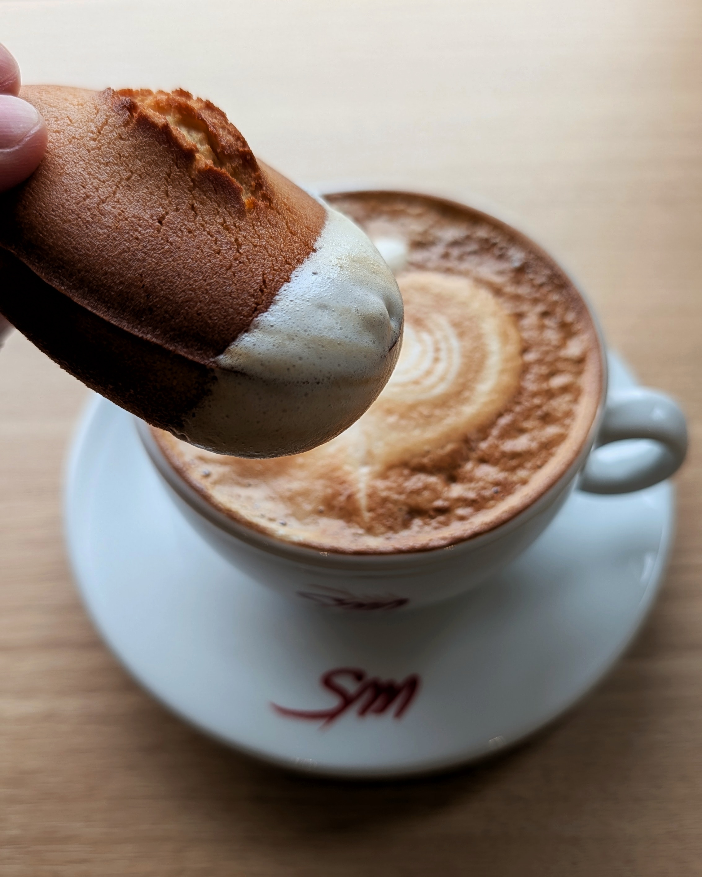 カプチーノにフィナンシェをつけて